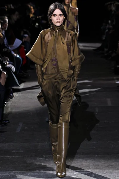 Look 28